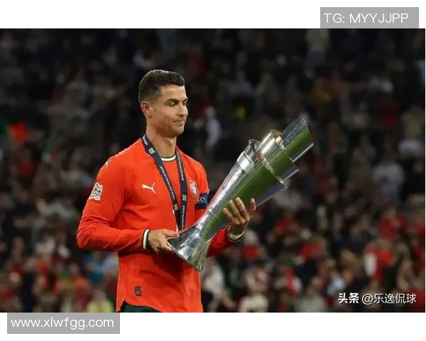 足球巨星雕像模型精雕细琢展现球员风采与荣耀瞬间